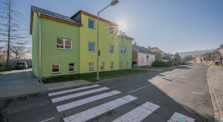 Pronájem zrekonstruovaného, slunného bytu v menším domě o dispozici 2+kk v Olomouci Slavonín