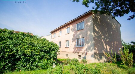 Prodej cihlového bytu o dispozici 3+1 v obci Vojnice u Olomouce.