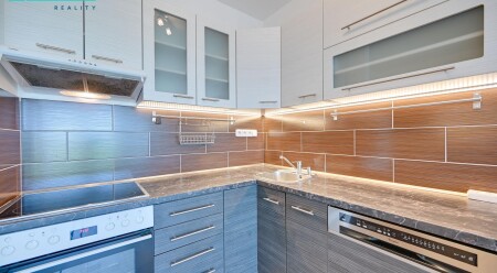 Pronájem krásného bytu o dispozici 1+kk s prostorným sklepem, ul. Edvarda Beneše v Olomouci. 