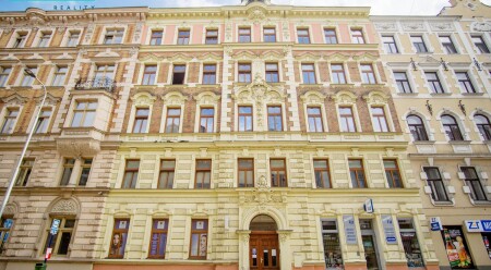 Pronájem krásného zrekonstruovaného cihlového bytu o dispozici 3+1 na ulici Komenského v Olomouci. 
