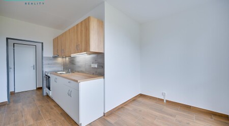 Nabízíme k pronájmu panelový byt o dispozici 2+1 nacházející se na ulici Evaldova v Šumperku.
