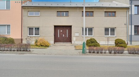 Prodej rodinného domu se dvěma bytovými jednotkami a velkou zahradou v obci Vrbátky u Olomouce