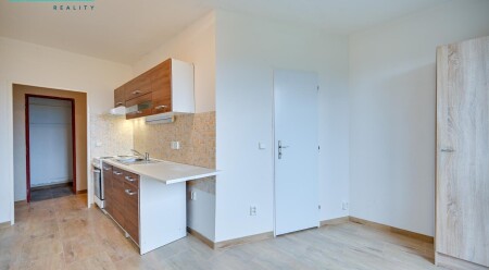 Nabízíme k pronájmu panelový byt o dispozici 2+1 nacházející se na ul. Evaldova, Šumperk.