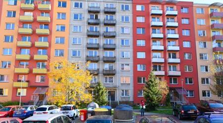 Nabízíme k pronájmu byt s balkónem, komorou a sklepem na ul. Evaldova v Šumperku.