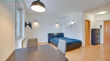 Nabízíme k pronájmu byt o dispozici 1+kk s balkonem na ulici Slavonínská v Olomouci.