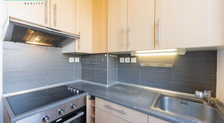 Prodej  velmi hezkého cihlového bytu  1+kk v domě na ulici Jarmily Glazarové.