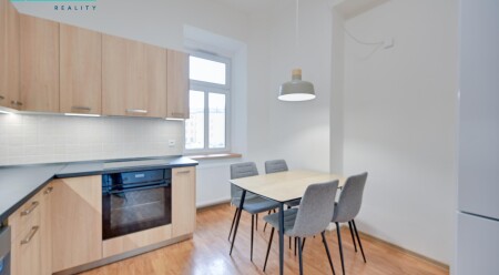 Pronájem krásného cihlového bytu o dispozici 3+1 na ulici Komenského v Olomouci. 