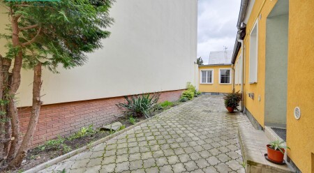 Pronájem hezkého bytu 1+kk s dvorkem v centru města Šternberk