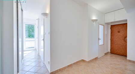Prodej bytu 2+1 s balkonem, sklepem a garáží v domě, ul. Neředínská, Olomouc  byt 58,9 m2, garáž 